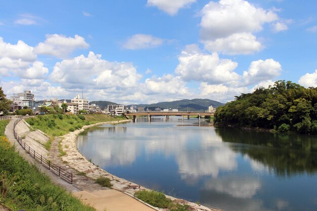 Brücke über den Fluss von Gebäuden in der Stadt gegen den Himmel