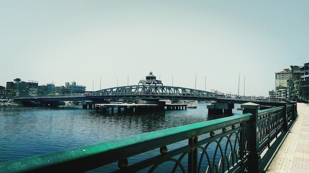 Foto brücke über den fluss vor klarem himmel