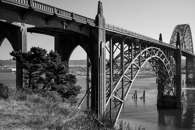 Foto brücke über den fluss vor klarem himmel