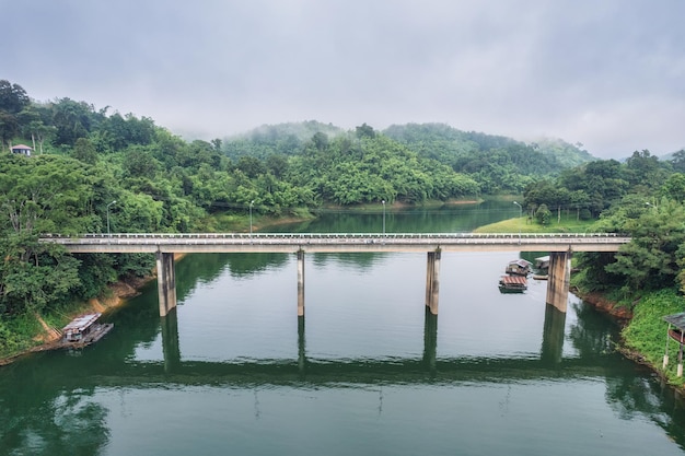 Brücke über den Fluss zwischen tropischem Regenwald morgens auf dem Land