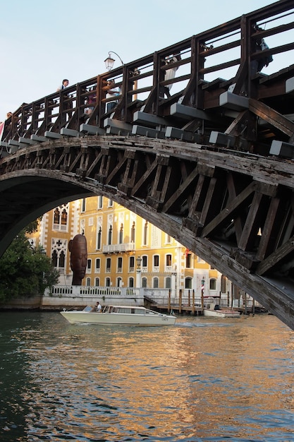 Brücke über den Fluss