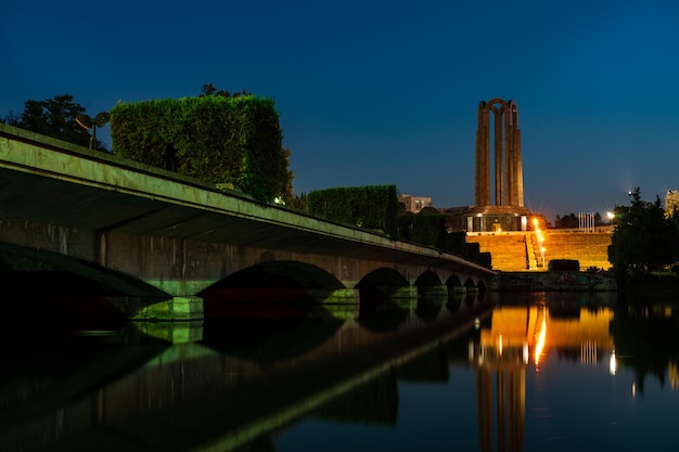 Foto brücke über den fluss