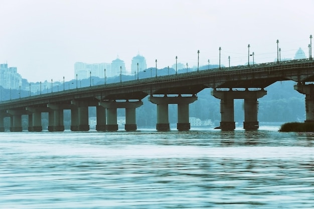 Brücke über den Fluss