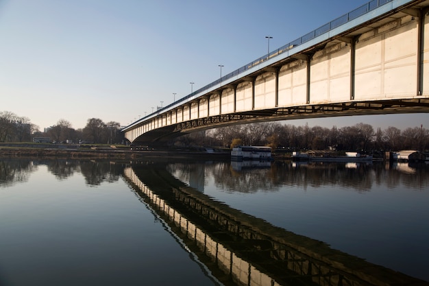 Brücke über den Fluss