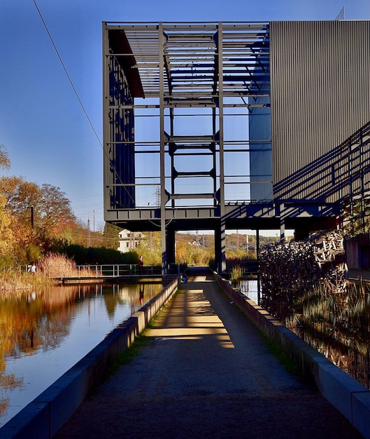 Foto brücke über den kanal durch gebäude gegen den himmel in der stadt