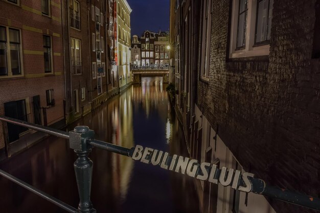 Foto brücke über den kanal durch gebäude