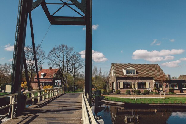 Foto brücke über den kanal gegen den himmel