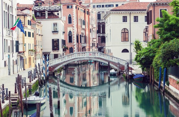 Foto brücke über den kanal in venedig