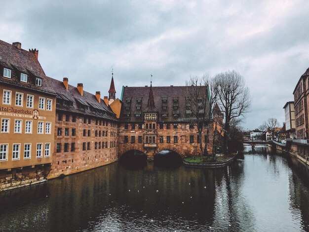 Brücke über den Kanal inmitten von Gebäuden in der Stadt gegen den Himmel