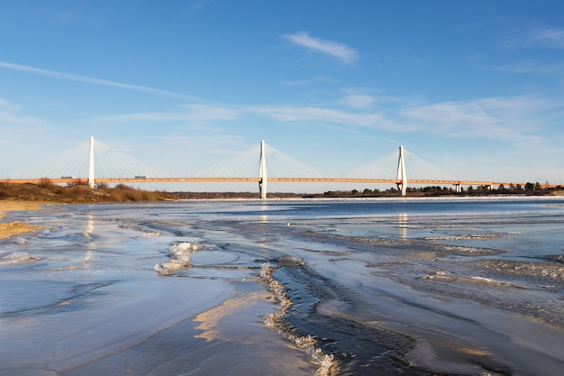 Brücke über den mit Eis bedeckten Fluss