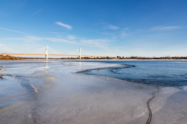 Brücke über den mit Eis bedeckten Fluss