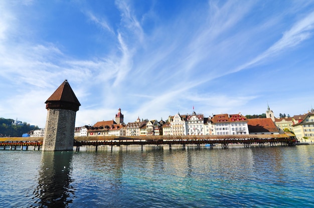 Brücke über den See gegen den Himmel
