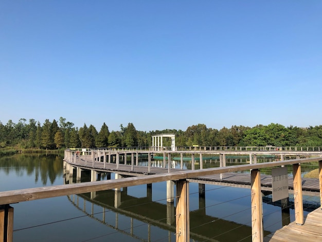 Foto brücke über den see gegen den klaren blauen himmel