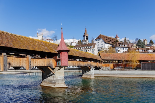 Brücke über die reuss in der schweizer stadt luzern