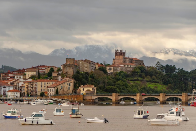 Brücke über die Ria de San Vicente de la Barquera.