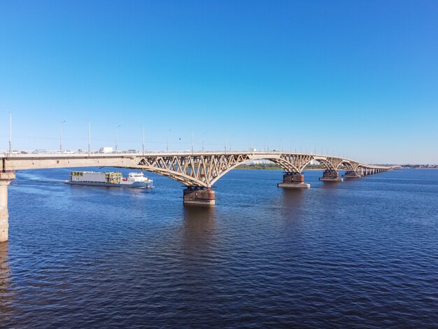 Brücke über die Wolga-Brücke Saratow