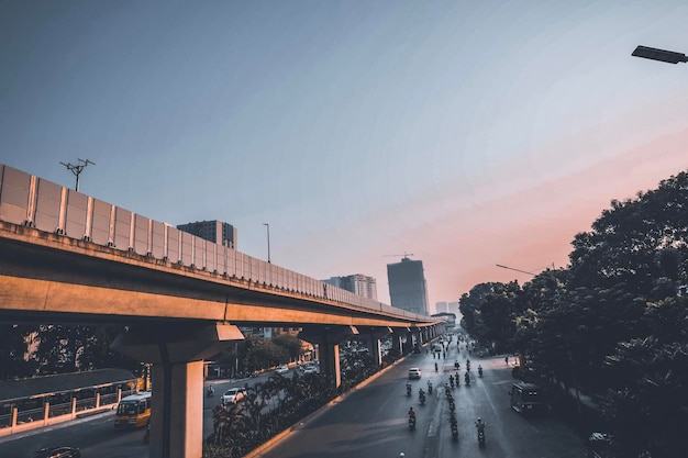 Brücke über eine Straße in der Stadt gegen den Himmel beim Sonnenuntergang
