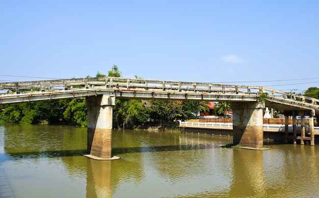 Brücke über einen Fluss in Thailand.