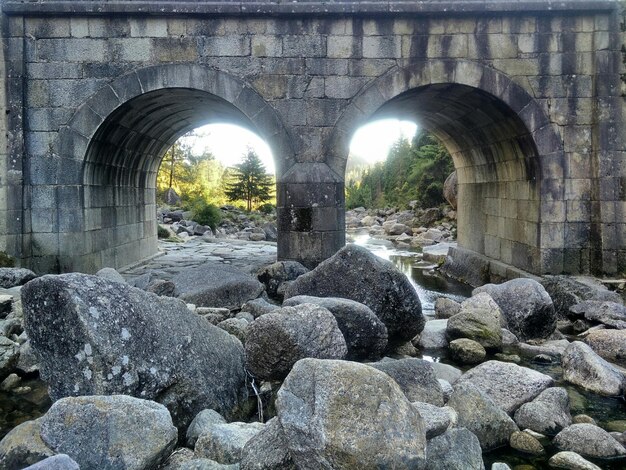 Brücke über Felsen im Wasser