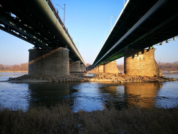 Brücke über Wasser gegen den Himmel