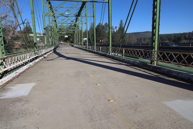 Brücke überspannt Feather River in der Nähe von Oroville Dam California