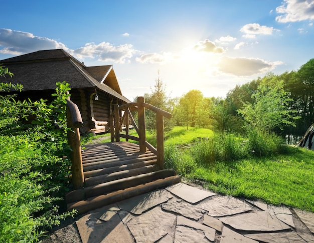 Brücke und Blockhaus im Wald