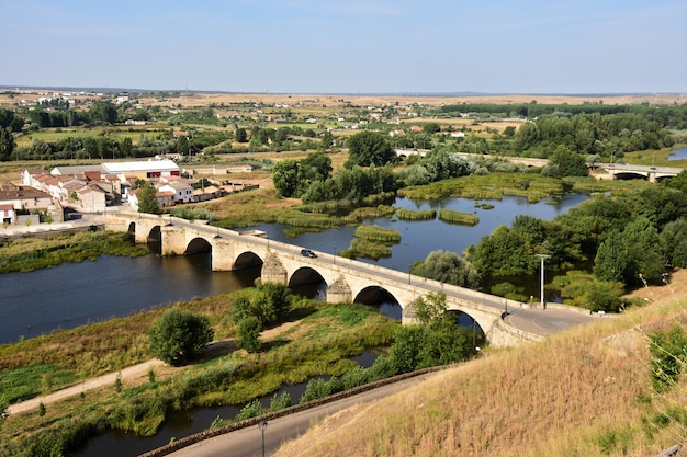 Brücke und Fluss Agueda, Ciudad Rodrigo, Kastilien und Leon, Spanien