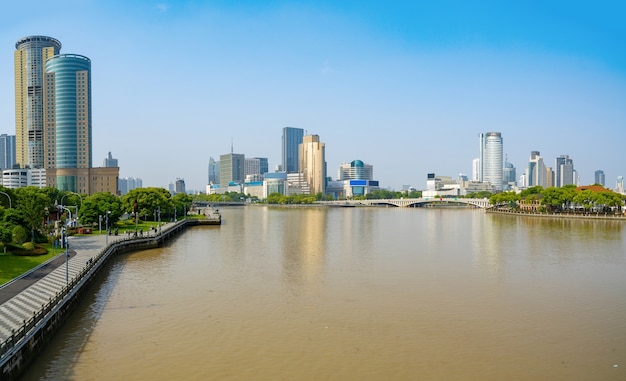 Brücke und Skyline der Stadt in Ningbo, China