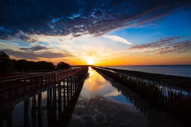 Brücke und SonnenuntergangSchöne rote lange Holzbrücke mit Sonnenuntergang in der Provinz Samut SakhonThailand