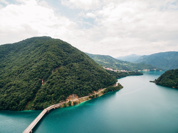 Brücke und Straße entlang des Sees Piva Montenegro Drohne
