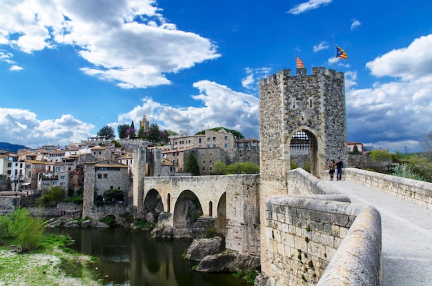 Brücke von Besalu über den Fluss Fluvia gegen den Himmel