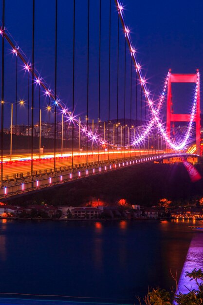 Brücke von Fatih Sultan Mehmet über den Bosporus in der Dämmerung