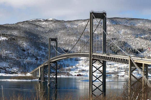 Foto brücke vor einer wunderschönen norwegischen landschaft