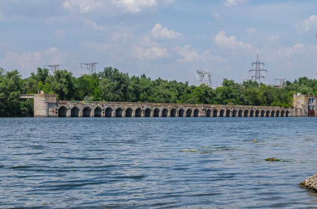 Brücke Wasserkraftwerk auf Hintergrund des blauen Himmels