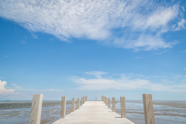 Foto brücke zum meer mit hintergrund des blauen himmels