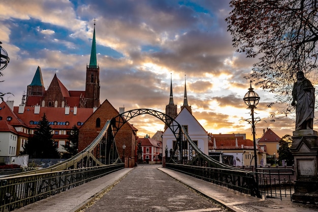 Brücke zur Insel Tumski im Morgengrauen in Breslau