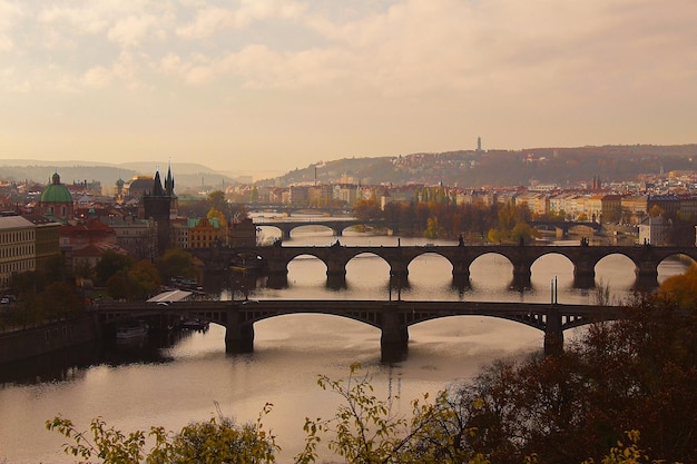 Brücken über den Fluss in der Stadt gegen den Himmel