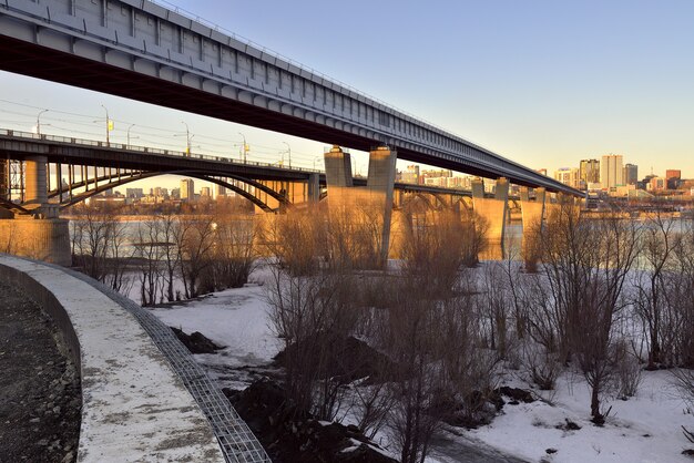 Brücken über den Ob in Novosibirsk, die größte U-Bahn-Brücke der Welt und die Automobil-Bogenbrücke