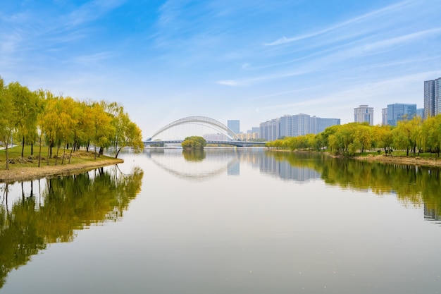 Brücken und städtische Skyline in Taiyuan