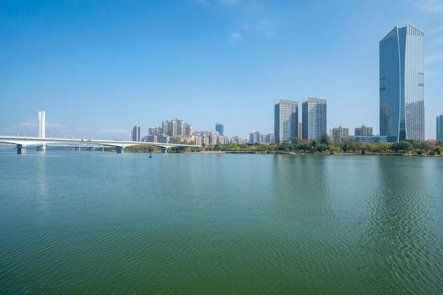 Brücken und städtische Skylines Huizhou Guangdong China
