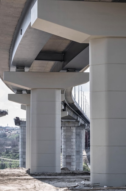 Brückenpfeiler Unterseite einer Hochstraße Graue Pfeiler tragen das Gewicht der Struktur. Ein wichtiger Teil der Infrastruktur