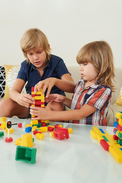 Brüder bauen Turm zusammen