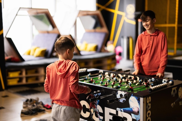 Brüder spielen Tischfußball im Kinderspielzentrum