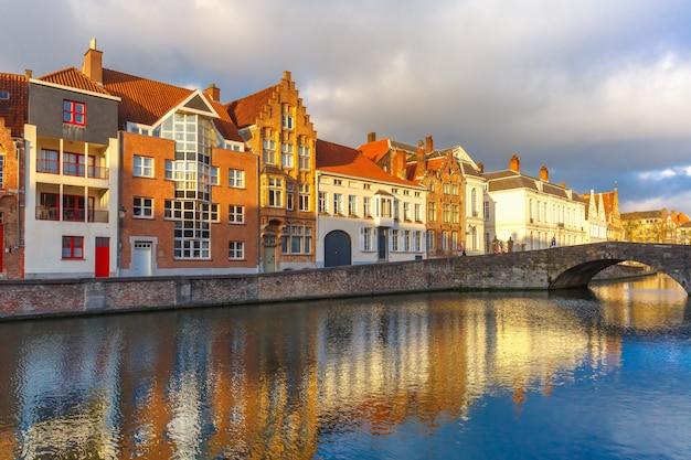 Brügge-Kanal Spiegelrei mit schönen Häusern, Belgien