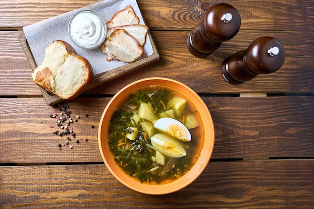 Brühe mit Ei und Brot mit Sauerrahm