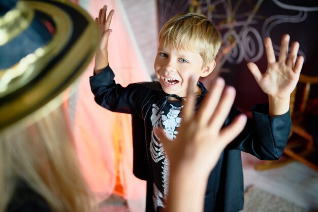 Brüllende Kinder an Halloween