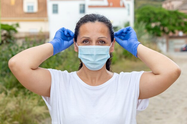 Brünette Frau, die eine Maske trägt