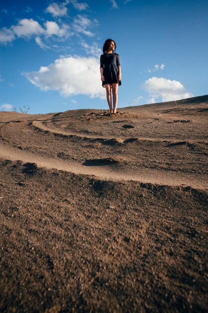 Brünette Frau im Sand einen klaren Tag