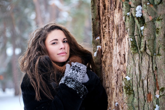 Brünette Frau im Winter im Park