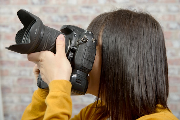 Brünette Frau mit Fotokamera